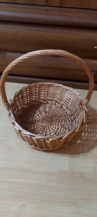 Корзину продам плетёную.