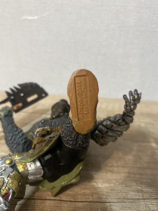 фигрука  горрилы и быка с оружиями