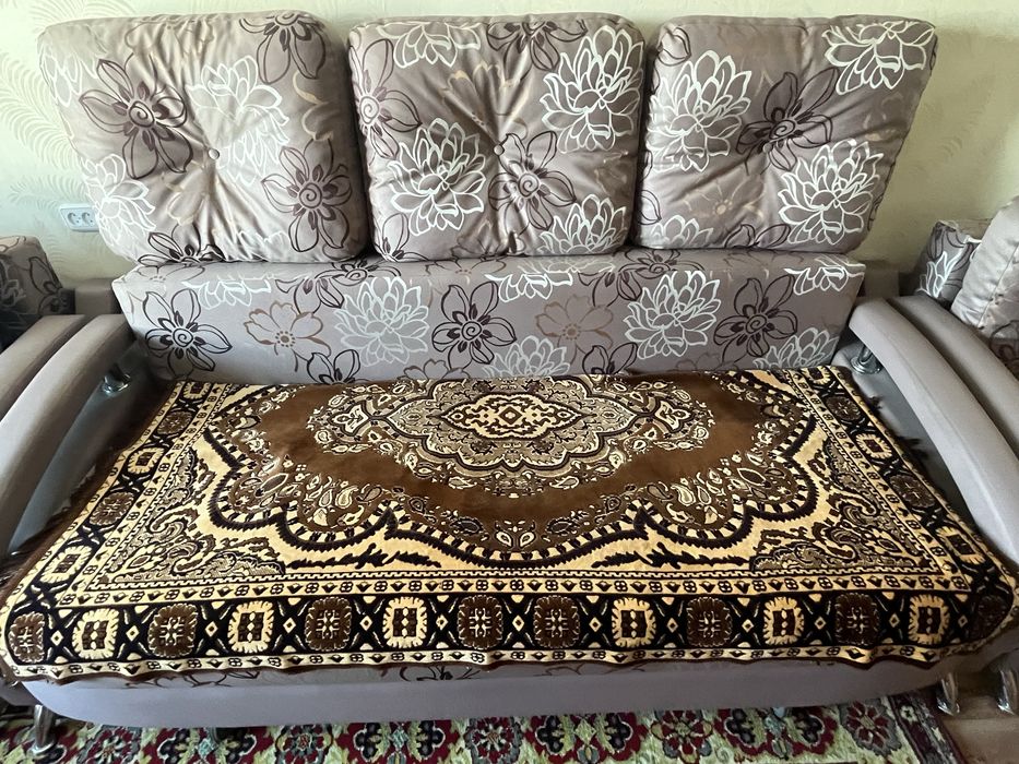 Продам диван с креслами