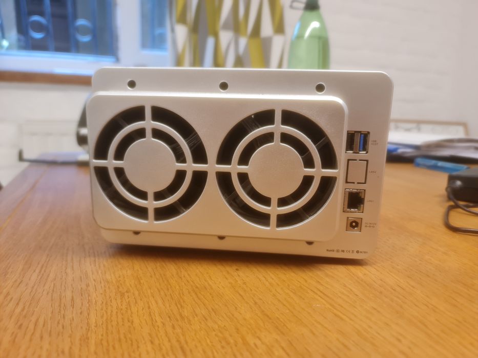 Terramaster F4-220 este un server NAS de 4 bay-uri