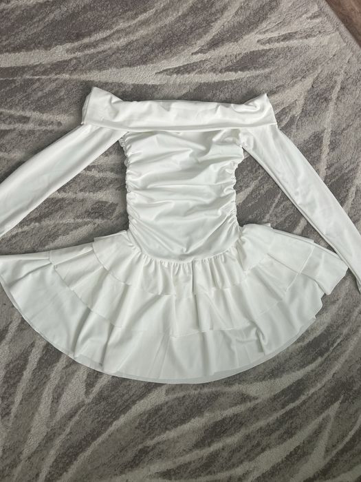 Бяла рокля с паднали рамене