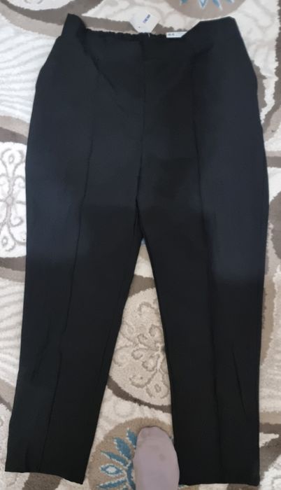 Продаются джинсовый костюм и брюки чёрные женские
