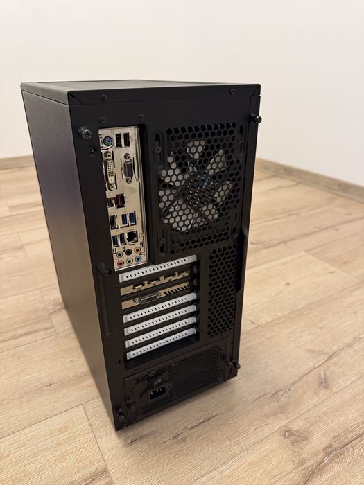 Carcasa Fractal Design