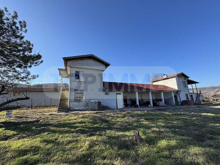 Просторна къща в село Сваленик