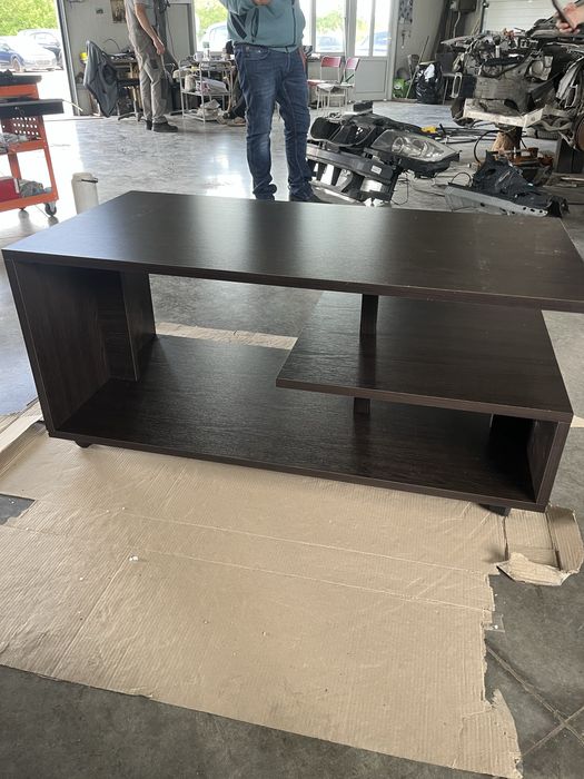 Дървена маса подвижни колелца