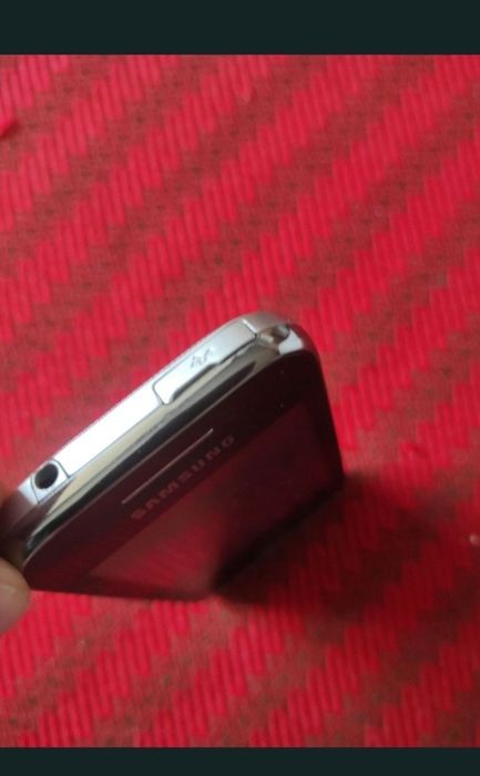 Telefon cu touchscreen și camera video. 
Mic robust și foarte practic.
