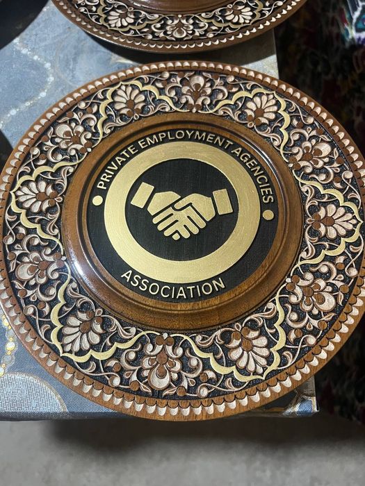 Тарелка ручной работы в подарочной коробке.