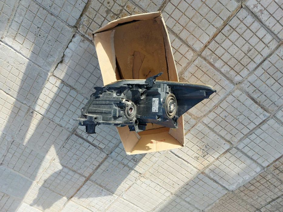 Десен фар за Аурис 2007г.