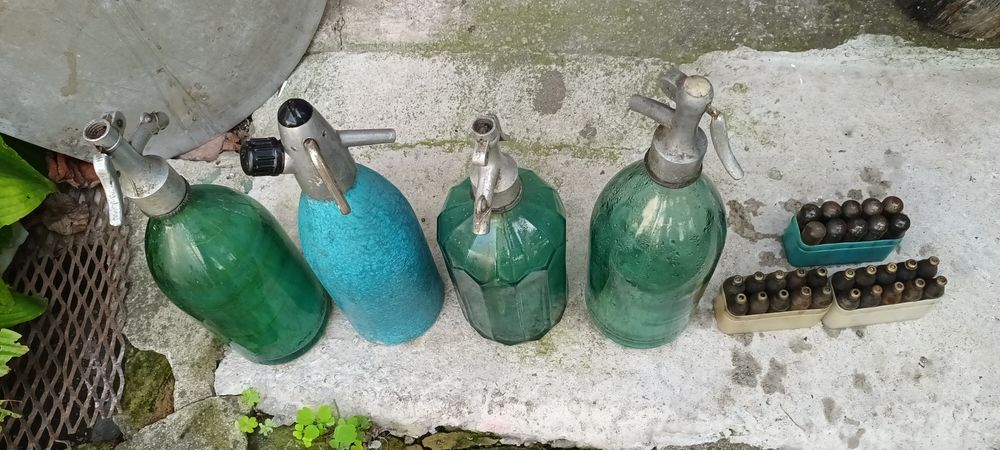 Sticle vechi Sifon cu 3 cutii cu elemenți de încărcare ff vechi 4 buc.