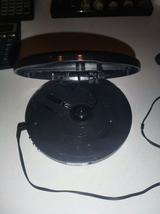 Флашка 32 ГБ, Bluetooth колонка, DVD дискове Soldier