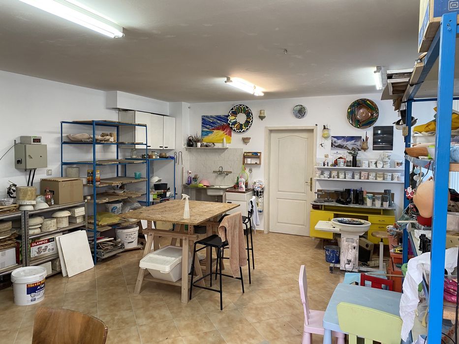 Работно място в ателие за керамика в центъра на гр. София