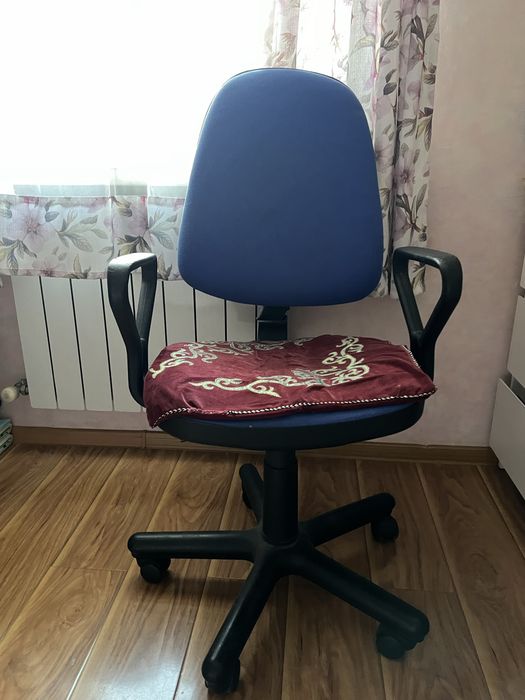 Компьютерное кресло на колесиках