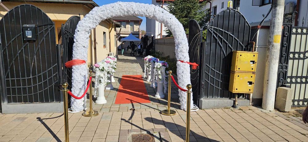 Inchiriez  Mese Rotunde & Scaune  | Covor Roșu | Corturii pavilion evenimente