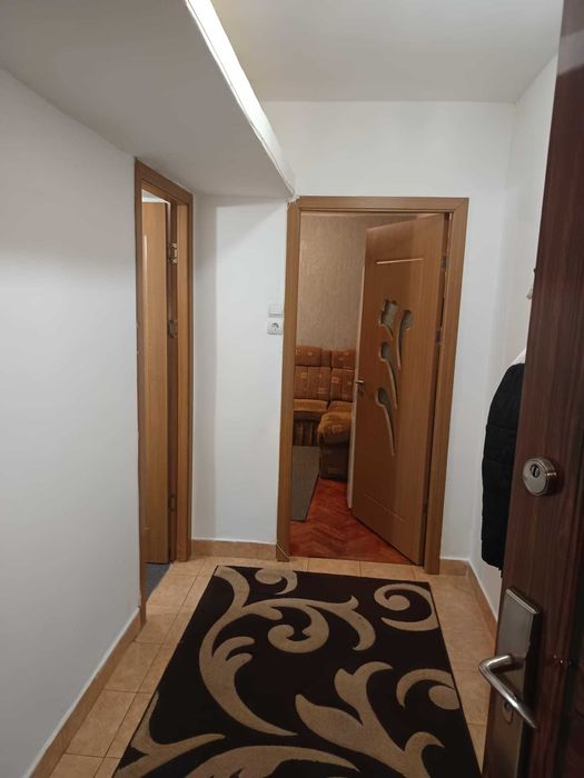 Închiriez apartament 2