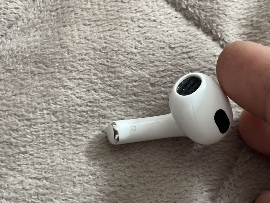 Продам 1 наушник от airpods