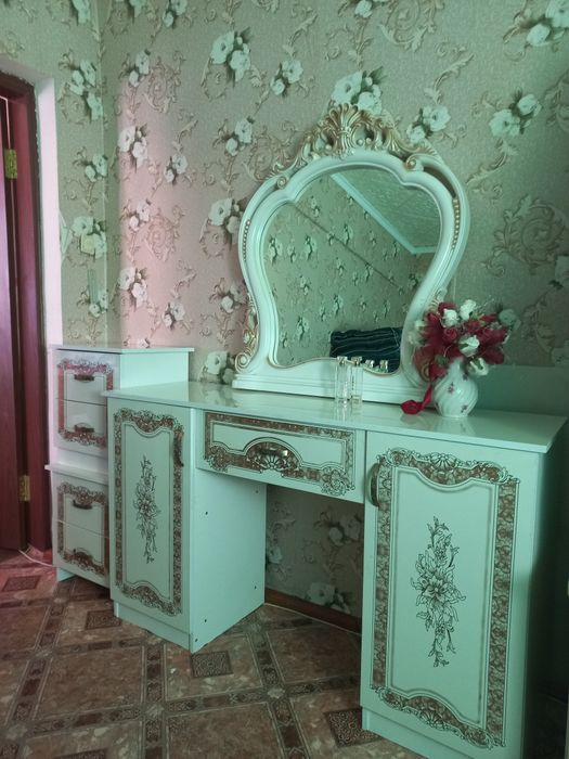Продам спальный комод с зеркалом и 2  тумбы