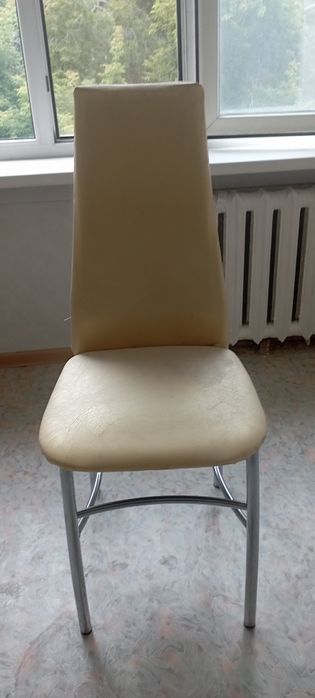 Продам стол с 4 стульями