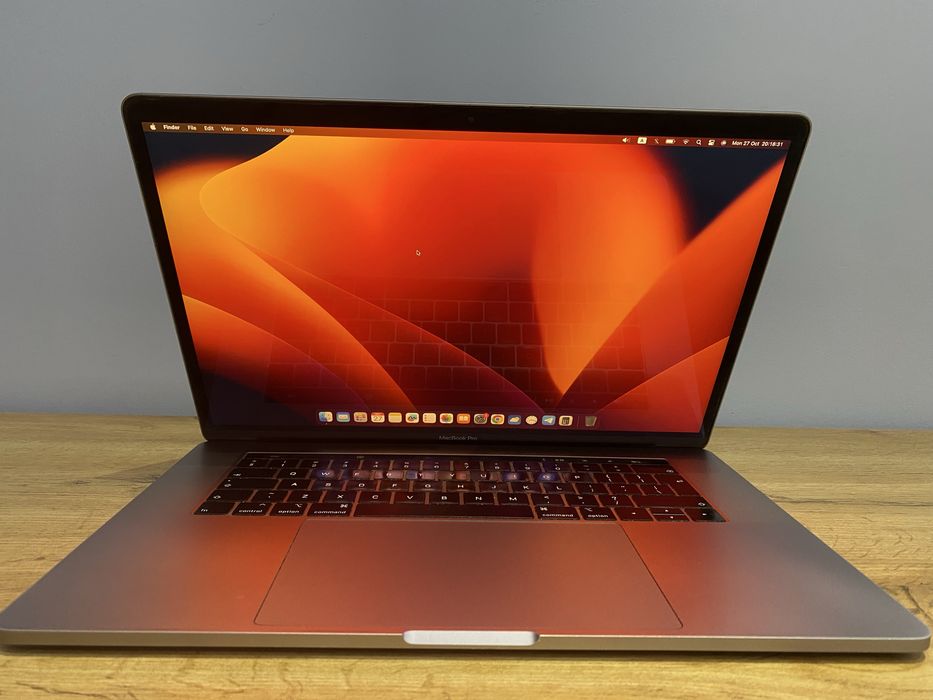 Продаётся Macbook pro 2018 A1990