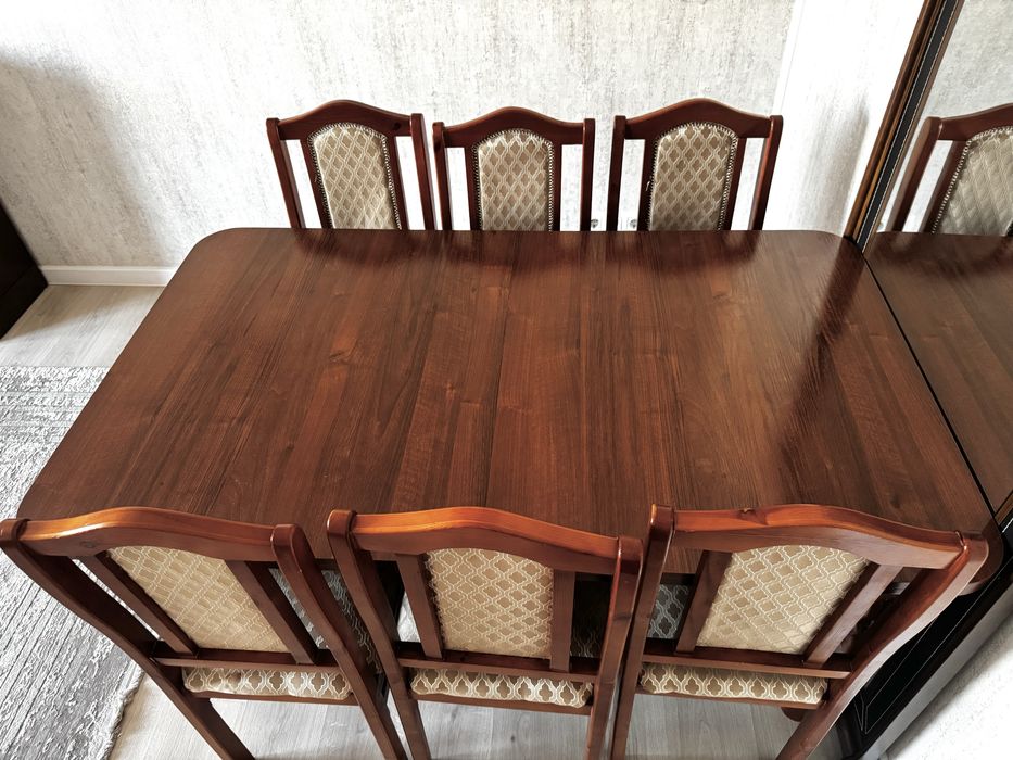 Деревянный стол со стульями