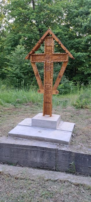 Troite sculptate manual pe lemn de stejar