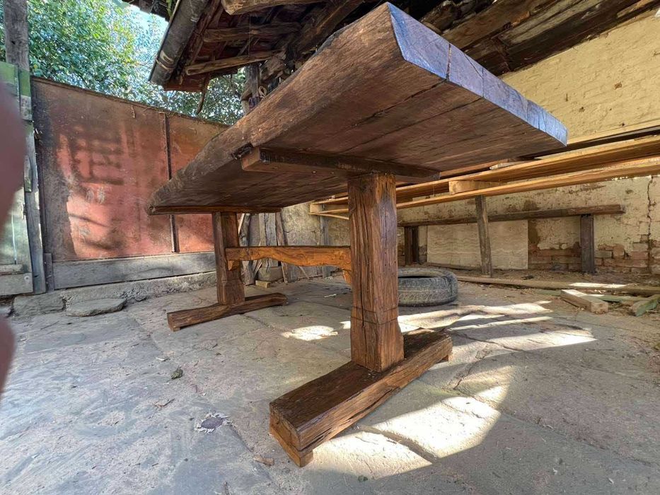 Масивна маса от стари греди