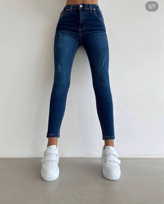 В наличии джинсы