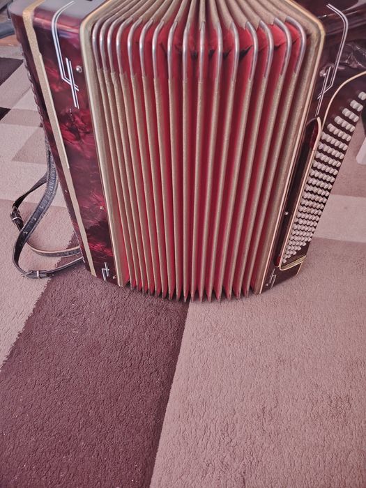 Vând , nu schimb, acordeon  Italian Royal Standard de colecție 120 basi in4 scaune  din lemn cu 3 Registre