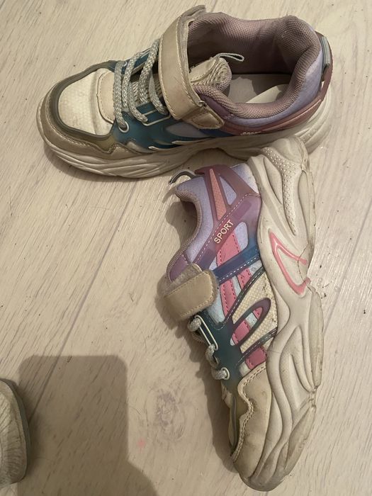 Отдам сапоги и кросовки для детей