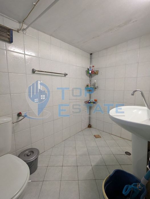 Обзаведена тухлена къща с кладенец в село Поликраище, област Велико Т