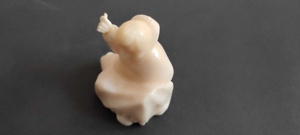 Статуэтка из моржовой кости "Швея"