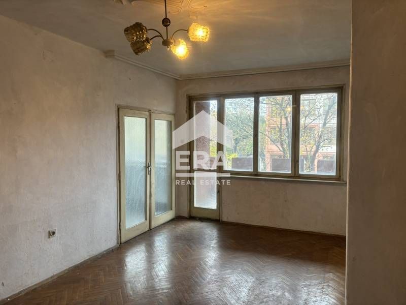 Продава се Четиристаен апартамент в Варна, Център - 100 кв.м за 2430 €/кв.м - Снимка #1