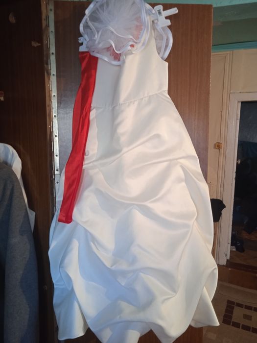 Платья нарядные для