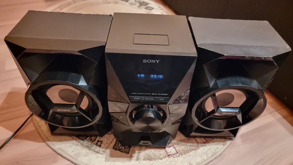 Vând Combină Muzicală Sony, CD Player, Docking, Tuner FM, USB, 2x60W