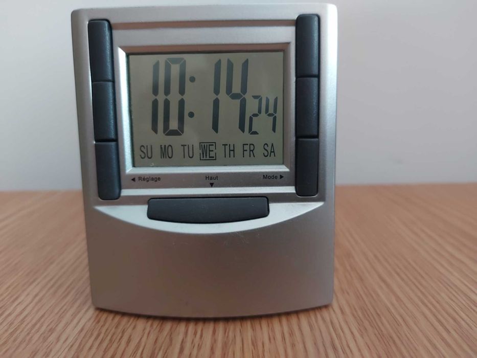 Ceas digital cu afisaj LCD