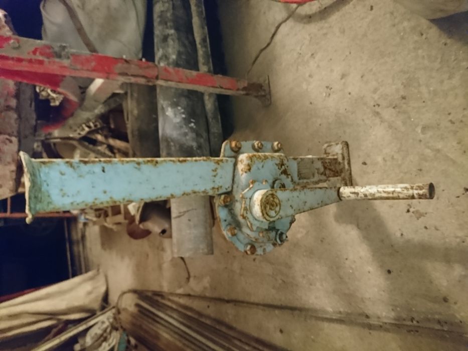 Продам домкрат Ж/Д 75000тг.