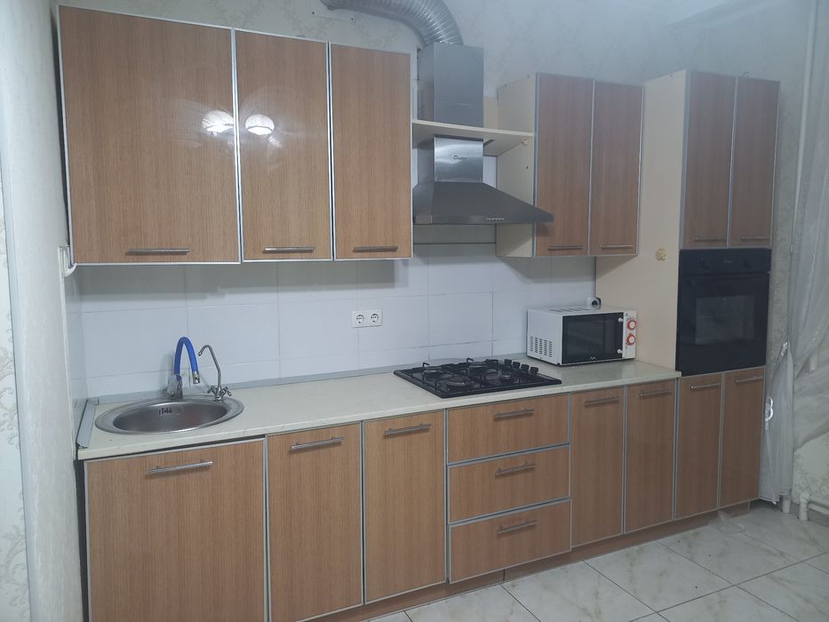 Продам кухонный гарнитур с духовкой