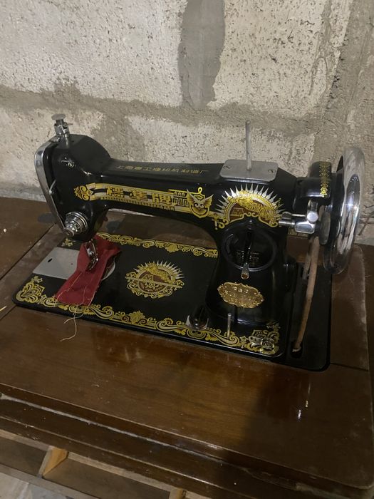 Стара крачна шевна  машина