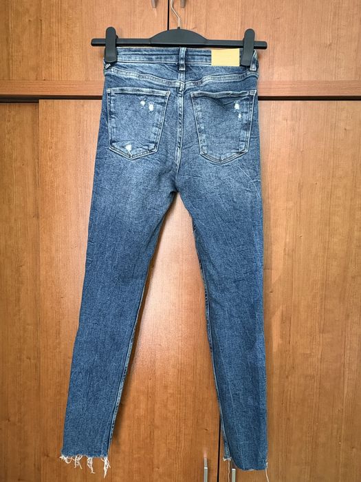 Накъсани деним дънки Bershka ,8€