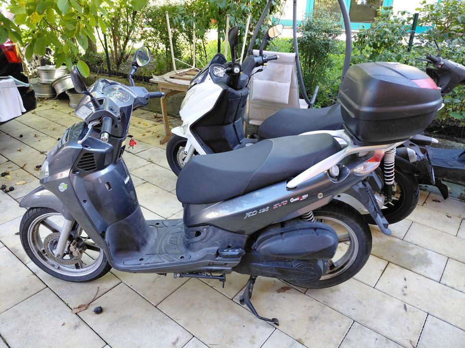 Vand scutere mai multe modele sau schimb cu cros