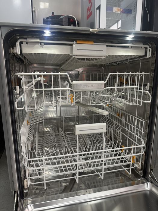 Съдомиялна MIELE 60/см с три кошници