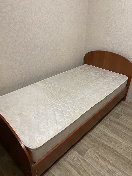 Продам кровать с матрасом