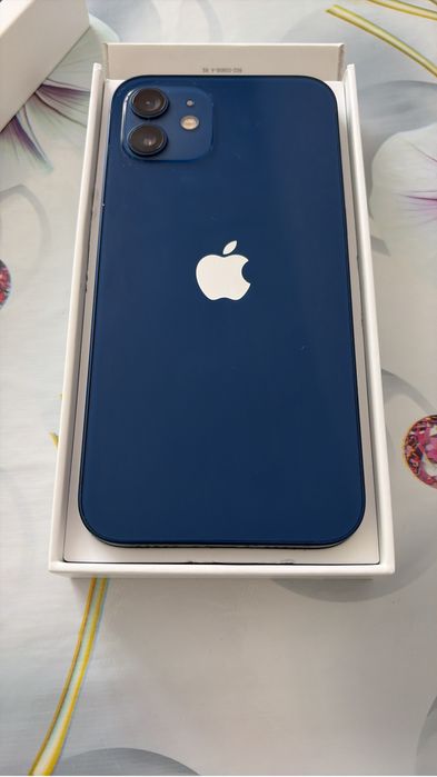 Продам айфон 12 память 64 гб