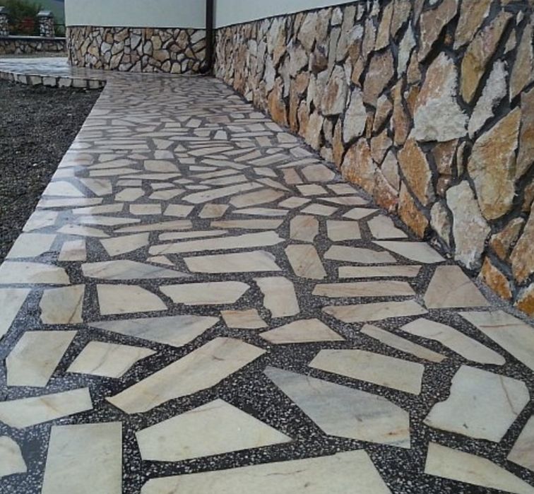 Piatra decorativa rotunjita și colturoasa alb rosiatic gri  bolovanii