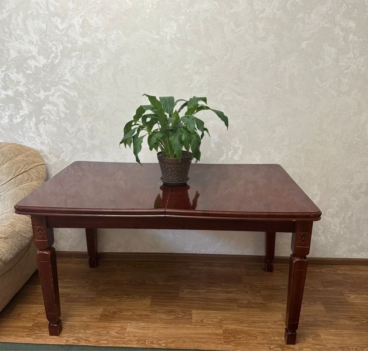 Стол и 6 стульев в хорошем состоянии