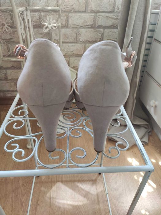 Елегантни дамски сандали N 40 от Великобритания на изгодна цена