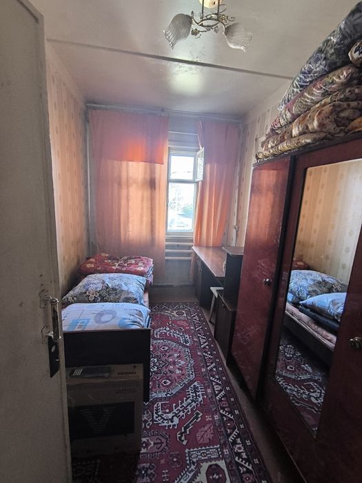 В деревянном доме 2 х ком квартиру 2/2 огород санузел раздельный