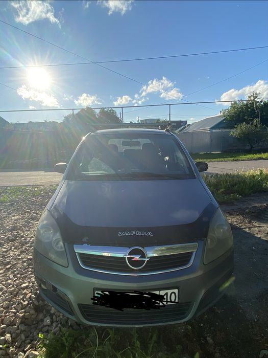 Машина Opel Zafira