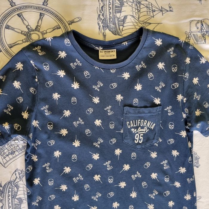 Продавам блузи с къс ръкав и син детски анцунг