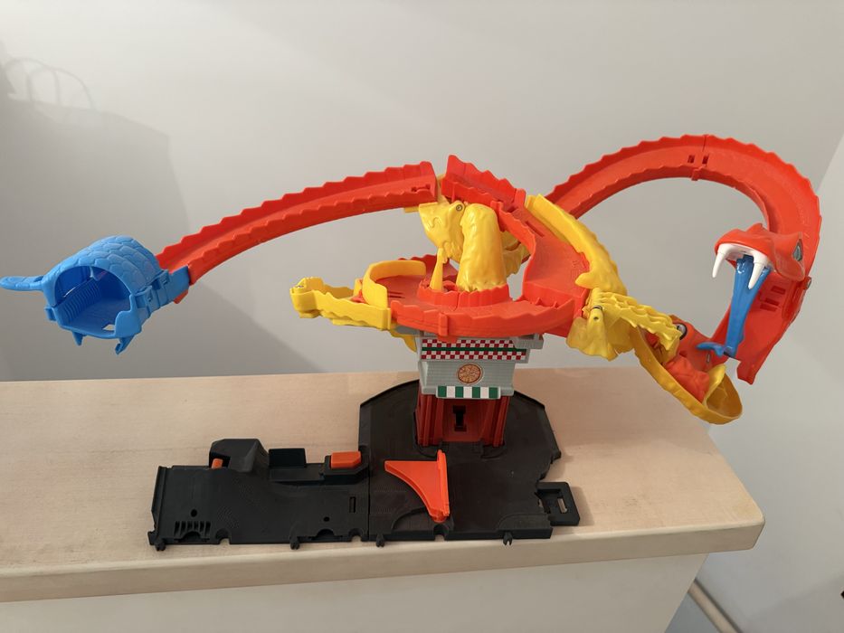 Pista hotwheels snake attack