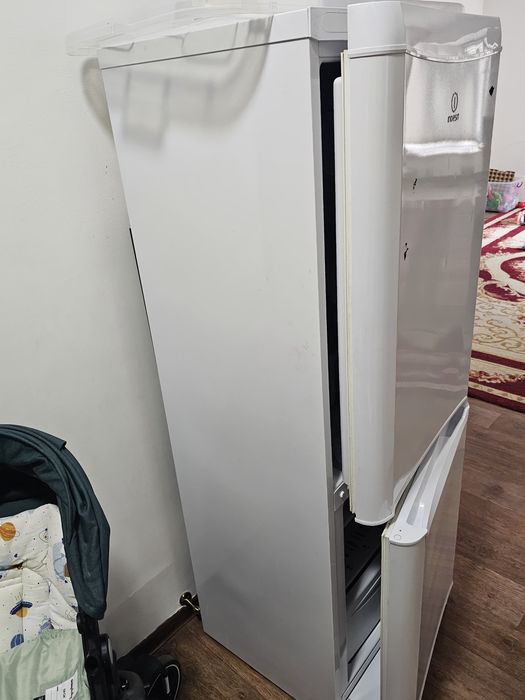 Холодильник Indesit